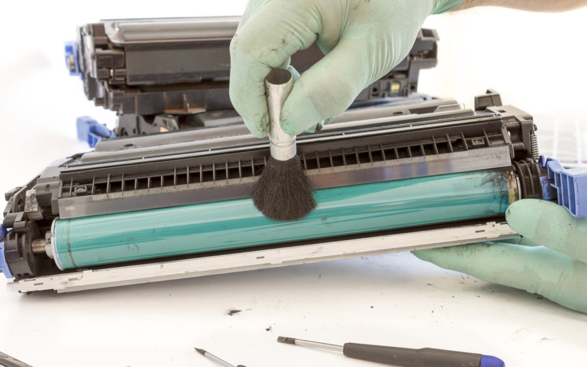 Come si effettua la pulizia della stampante in ufficio e a casa: qualità di stampa e igiene